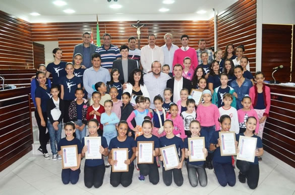 Imagem da notícia: Meninas do balé recebem Moção de Aplausos na 103ª Sessão